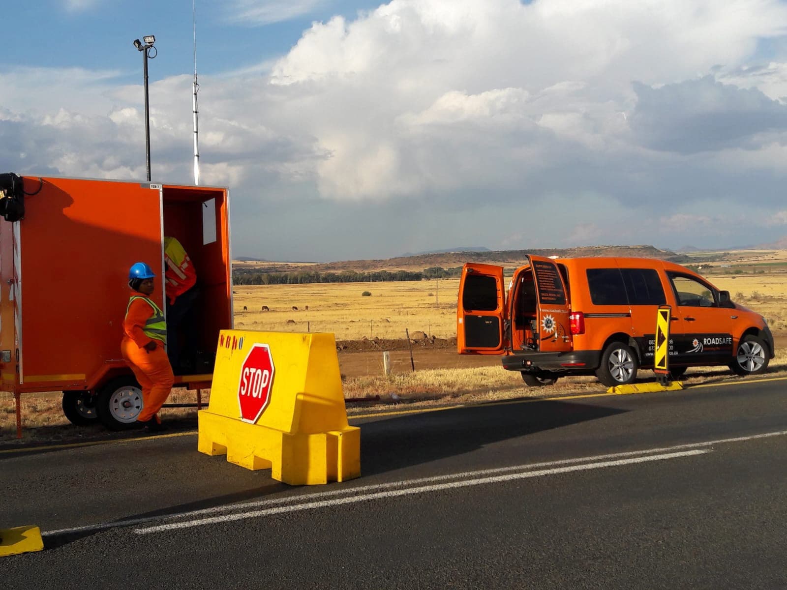 Roadsafe support vehicle and equipment deployed beside a road